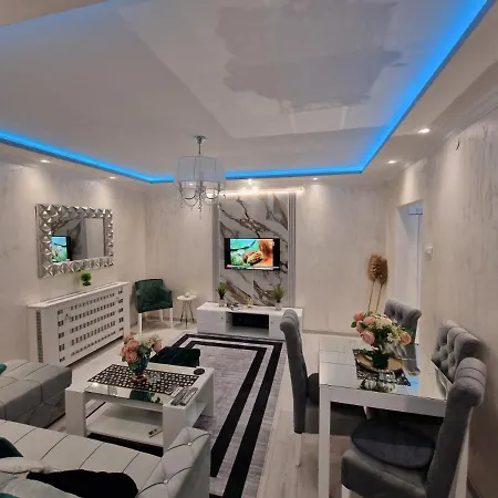 Apartament At Mirror *