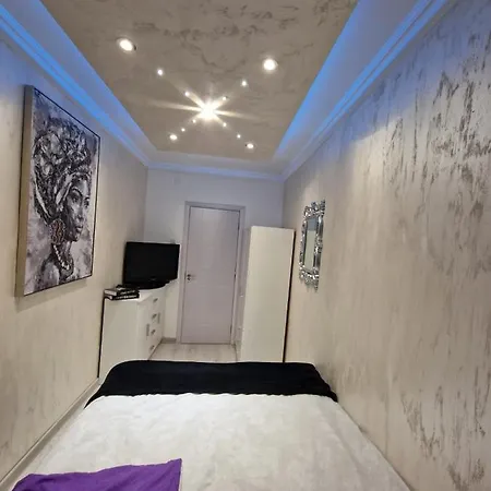 Apartament At Mirror *