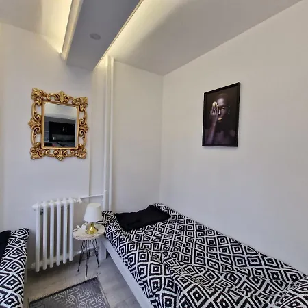 Apartament At Mirror *